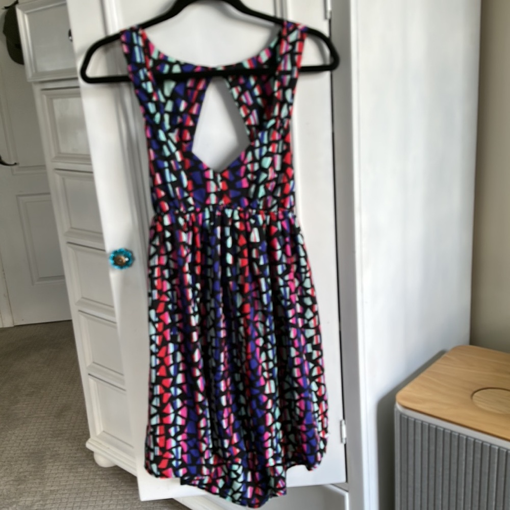 Super cute dress gently worn no visible flaws, it just doesn’t fit anymore 🙈